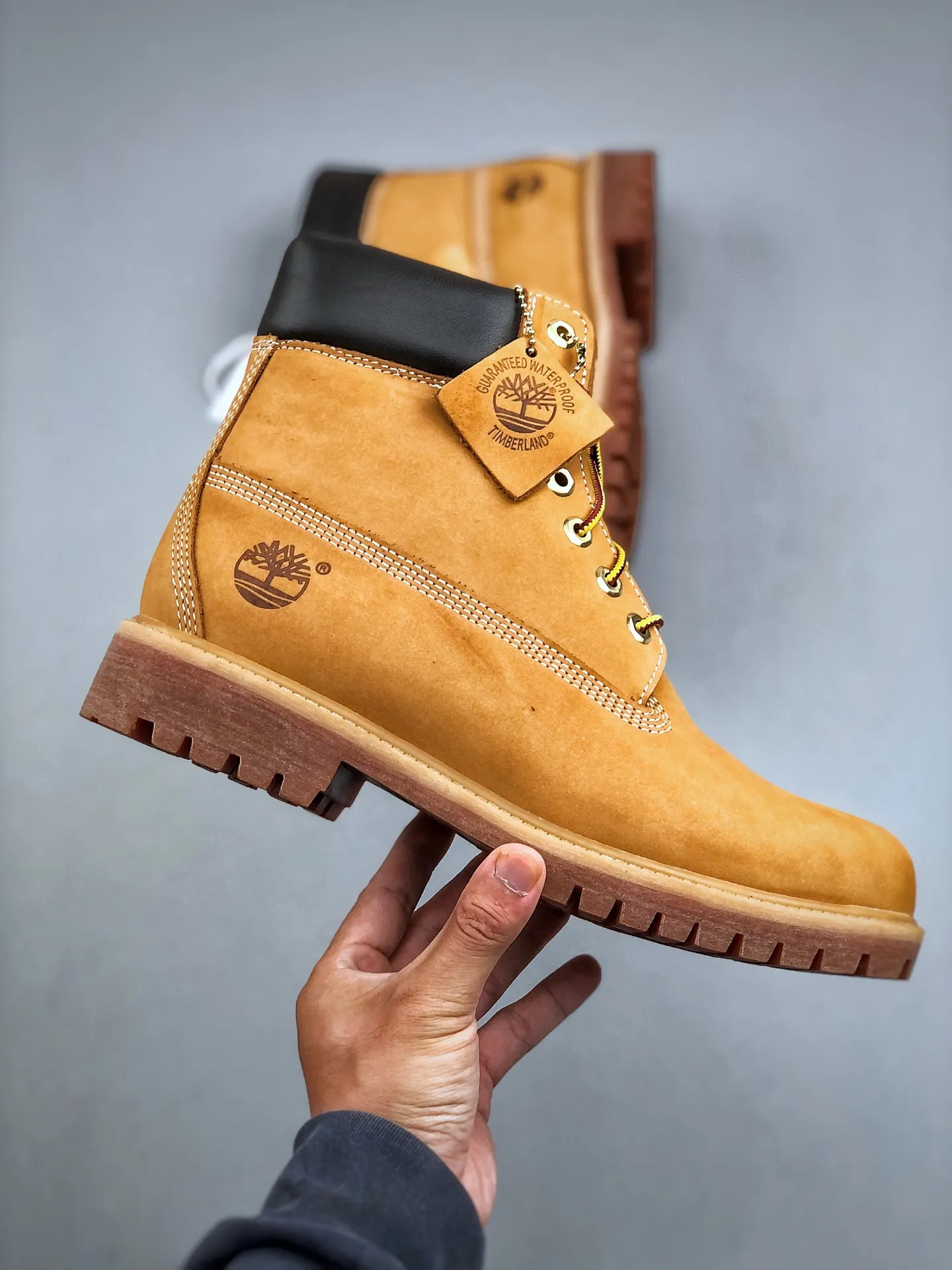 Local self-pickup💰800 supports store placement, get the pure and original top quality, one-to-one original development version Timberland can’t be beaten/classic yellow high-top [Female six-hole model 10361 Men’s seven-hole model 10061] Channel version of something, produced by Zhuhai OEM factory, Hong Kong purchasing agent of Hong Kong, unified channel delivery order, consistent quality of something, no need to emphasize gorgeous copywriting, just a brief introduction of materials, analysis of original genuine process, imported waterproof frosted cowhide, purple light logo anti-counterfeiting mark, precise computer sewing line, four-line parallel process, 10,000 times horizontal folding dynamic waterproofing, one-piece molding injection molding process ( ⚠️The difference is the cold-glued one-piece version) Rubber non-slip outsole is durable and wear-resistant. Fully genuine cowhide collar/lining/sole. Equipped with anti-fatigue shock-absorbing honeycomb insole. Extremely comfortable. Extremely practical for daily life. Classic, simple and easy to match. Essential for wind, rain, thunder, lightning, water, cold and heat insulation. Full set of cabinet packaging accessories (comes with shoelaces, cleaning eraser, and counter bag) Size: 35 36 37 37.5 38 38.5 39 39.5 40 41 41.5 42 43 43.5 44 44.5 45 one size larger. Authentic official website consistent size